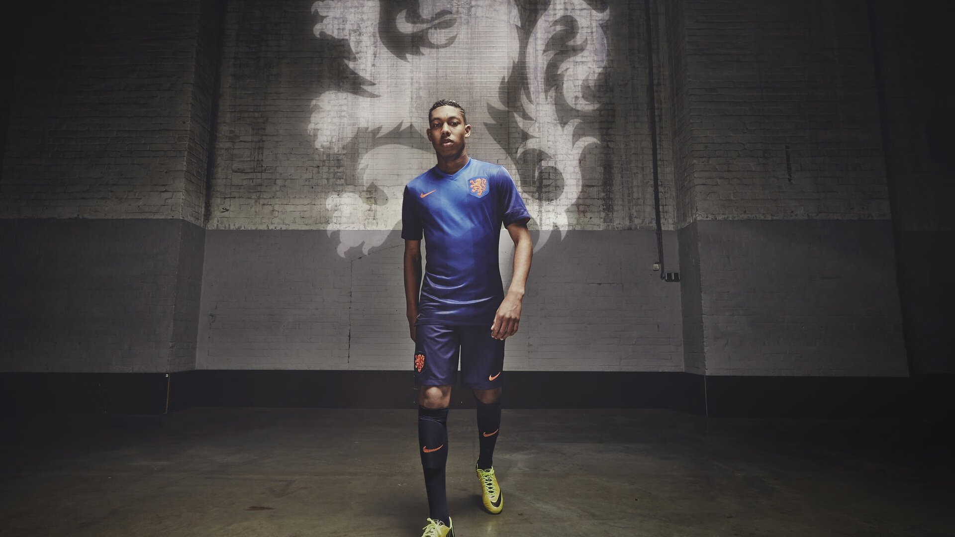 “关键时刻，定胜负的那一棒是否会写入史册？”，定胜负的意思